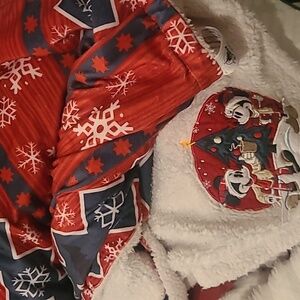 Disney Holiday Fleece Throw Mickey & Minnie